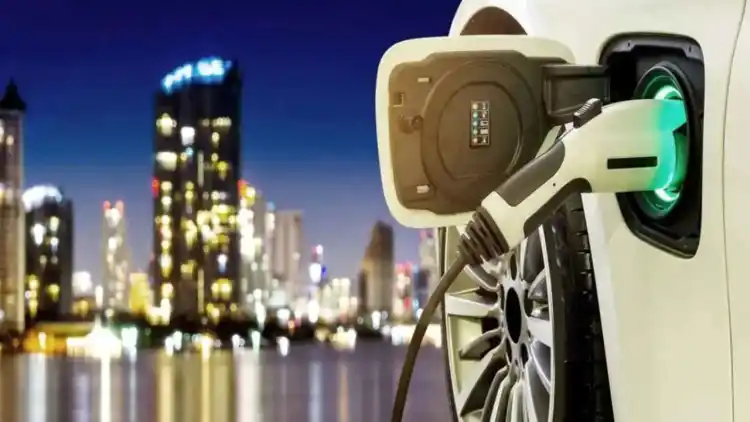 من الأرخص في السعودية: سيارة كهربائية أم بنزين؟ حسابات حقيقية تكشف المفاجأة للسائق السعودي